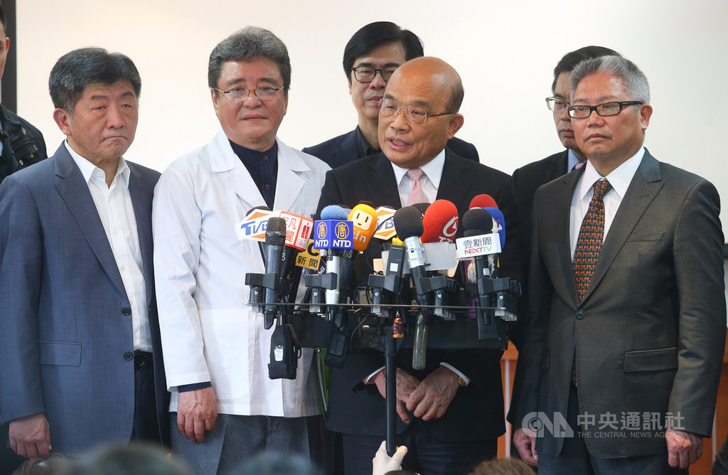 媽祖遶境活動即將登場,許多民眾都憂慮可能引發疫情擴散;行政院長蘇貞昌(前右2)25日表示,面對疫情嚴峻,相信媽祖婆也會同意國人應該以健康優先。左為衛福部長陳時中。中央社記者謝佳璋攝 109年2月25日