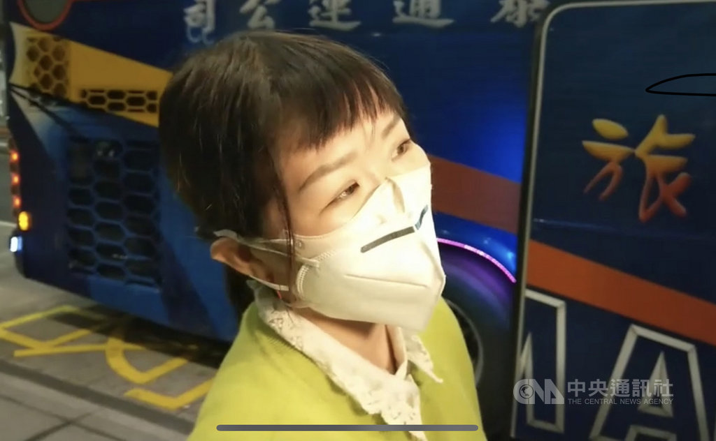 武漢肺炎疫情延燒,滯留中國湖北的血友病少年與母親24日深夜搭機返台,而在同飛機上的返台旅客表示,班機上旅客之間的座位「距離都很開」,也沒有注意到彼此。中央社記者邱俊欽桃園機場攝 109年2月25日