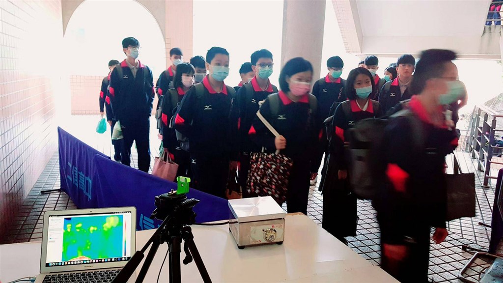 高中職以下學校25日開學,基隆市二信高中為提升防疫作業效率,師生自製「高人流紅外線體溫成像儀」,學生依規劃動線進校,遇有異狀可立即進一步檢查。(二信高中提供)中央社記者王朝鈺傳真 109年2月25日