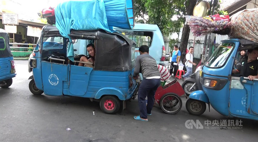 巴達維亞人偶表演者僱用傳統的雅加達迷你交通車Bajaj,將巴達維亞人偶載到表演地點,同時拖著音樂播放器。中央社記者石秀娟雅加達攝 109年2月25日