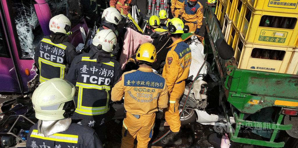 台74線中彰快速道路台中市烏日成功出口前25日上午發生連環車禍,一輛自小客車卡在聯結車底下,警消獲報後立即到場,使用破壞機具進行搶救。(翻攝畫面)中央社記者蘇木春傳真 109年2月25日