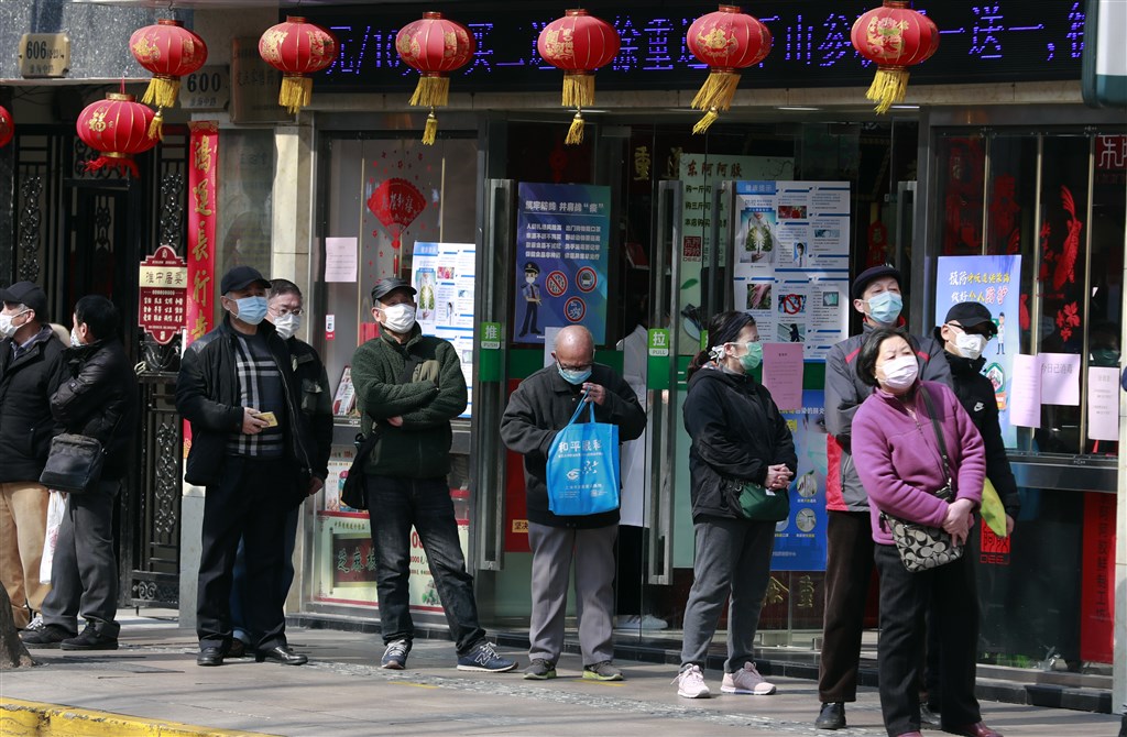 中國湖北省武漢市2019年12月爆發新型冠狀病毒疫情以來,中國大陸累計超過7.6萬起確診病例。圖為上海民眾戴口罩上街排隊購物。(中新社提供)
