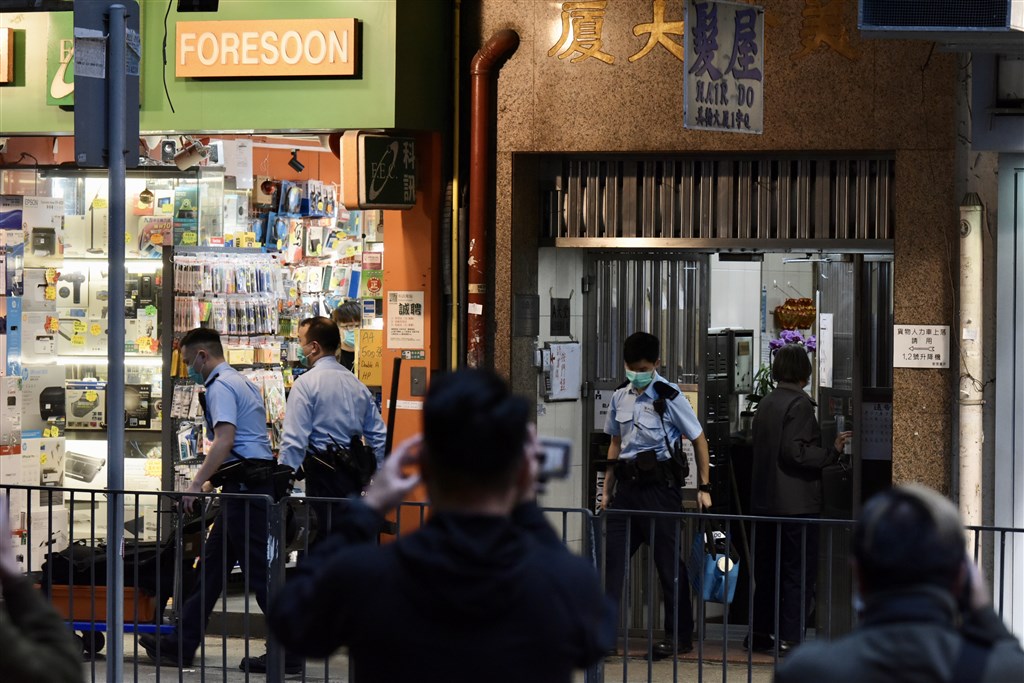 香港25日新增3名武漢肺炎確診病例,使累計確診病例數上升到84例,其中7例與近期爆發群聚感染的福慧精舍有關。圖為23日香港衛生防護人員進入佛堂消毒。(中新社提供)