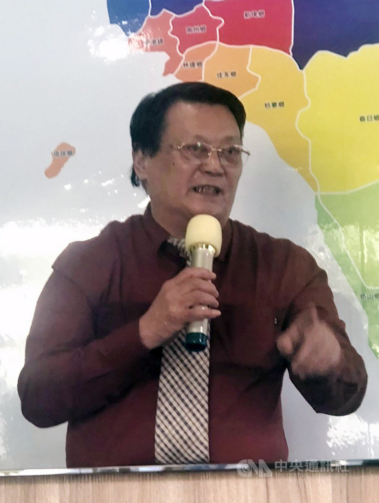 前立委梁牧養(圖)25日舉行記者會,質疑屏東縣長潘孟安圖利特定財團,更表示將繼續爆潘孟安的料。中央社記者郭芷瑄攝 109年2月25日