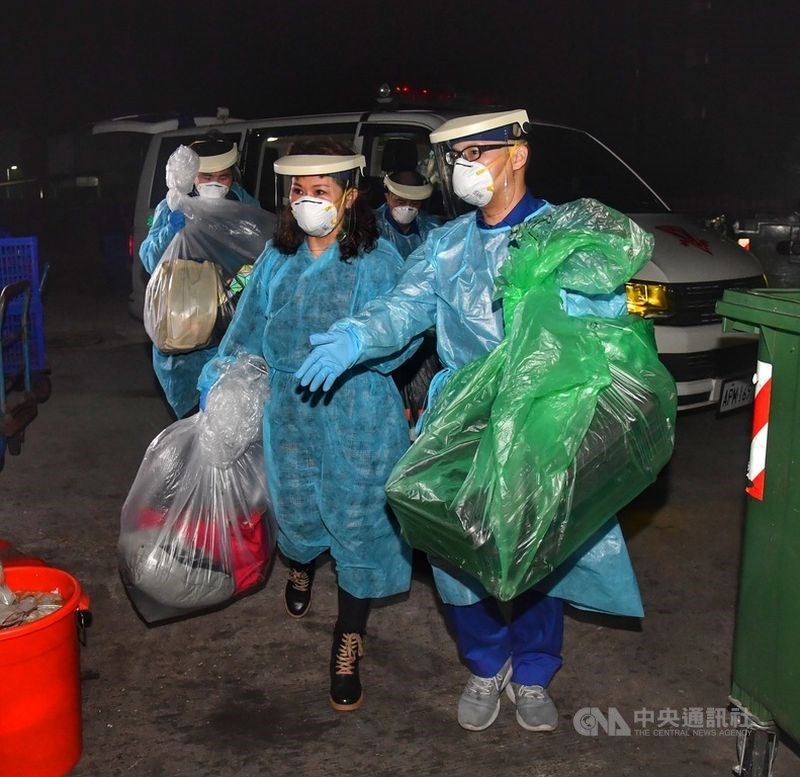 滯留中國湖北荊門的血友病少年（左1）和他母親（左2），24日晚搭乘長榮航空抵達台灣，隨即搭乘救護車往桃園署立醫院就醫隔離。中央社記者王飛華攝 109年2月25日