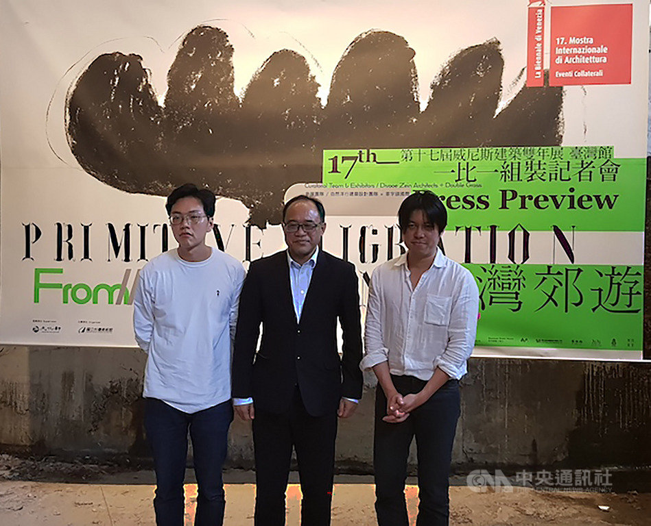 2020年威尼斯建築雙年展將在5月下旬登場,目前官方並未宣布停辦或延期公告。國美館長林志明(中)25日在記者會中表示,台灣館目前也依原訂規畫進行,後續會持續與威尼斯大會、駐義大利代表處及義大利駐台經貿文化辦事處保持聯繫。中央社記者鄭景雯攝 109年2月25日