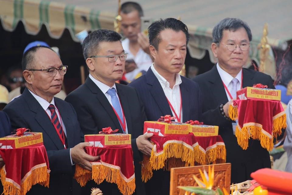 武漢肺炎疫情延燒,台灣年度宗教盛事三月瘋媽祖是否如期起駕,引發爭論,立法院副院長蔡其昌(左2)25日在臉書上表示,「今年,特別誠心向媽祖婆請個假!」(圖取自facebook.com/taichunggogogo)