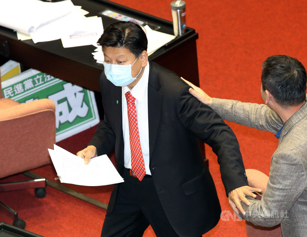 國民黨考紀會主委請辭後,至今尚未召開考紀會處理立委傅崐萁恢復黨籍案,國民黨26日將舉行中常會,預料傅崐萁黨籍案將再成焦點。圖為傅崐萁(左)25日出席立法院院會。中央社記者郭日曉攝 109年2月25日