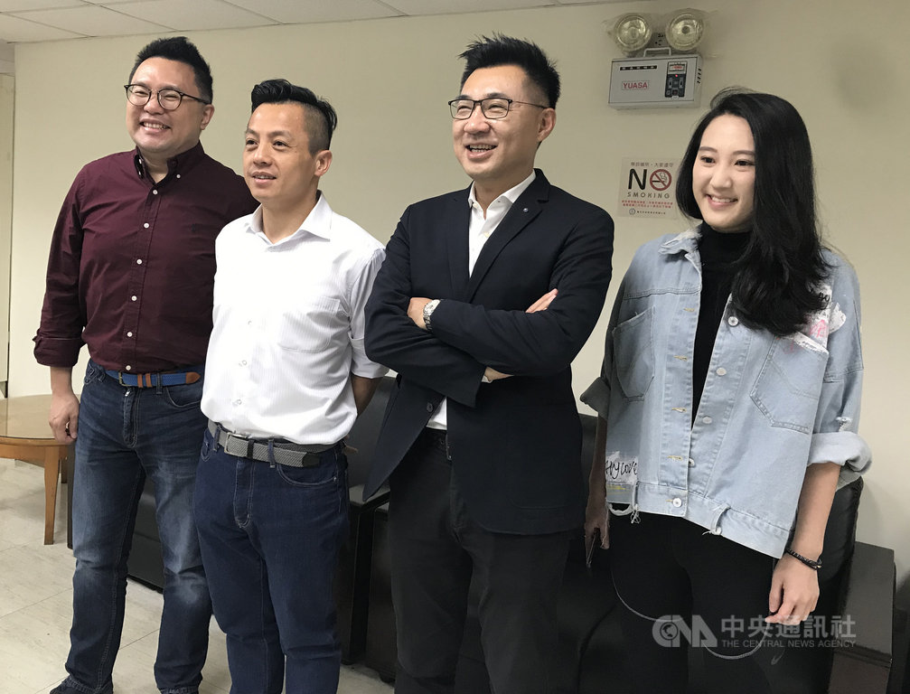 投入國民黨主席補選的立委江啟臣(右2)26日與市議員張斯綱(左起)、李明賢、耿葳(右)舉行網路直播便當會,江啟臣表示,要透過像網路直播等方式,讓黨員了解他的訴求和改革理念。中央社記者劉建邦攝 109年2月26日