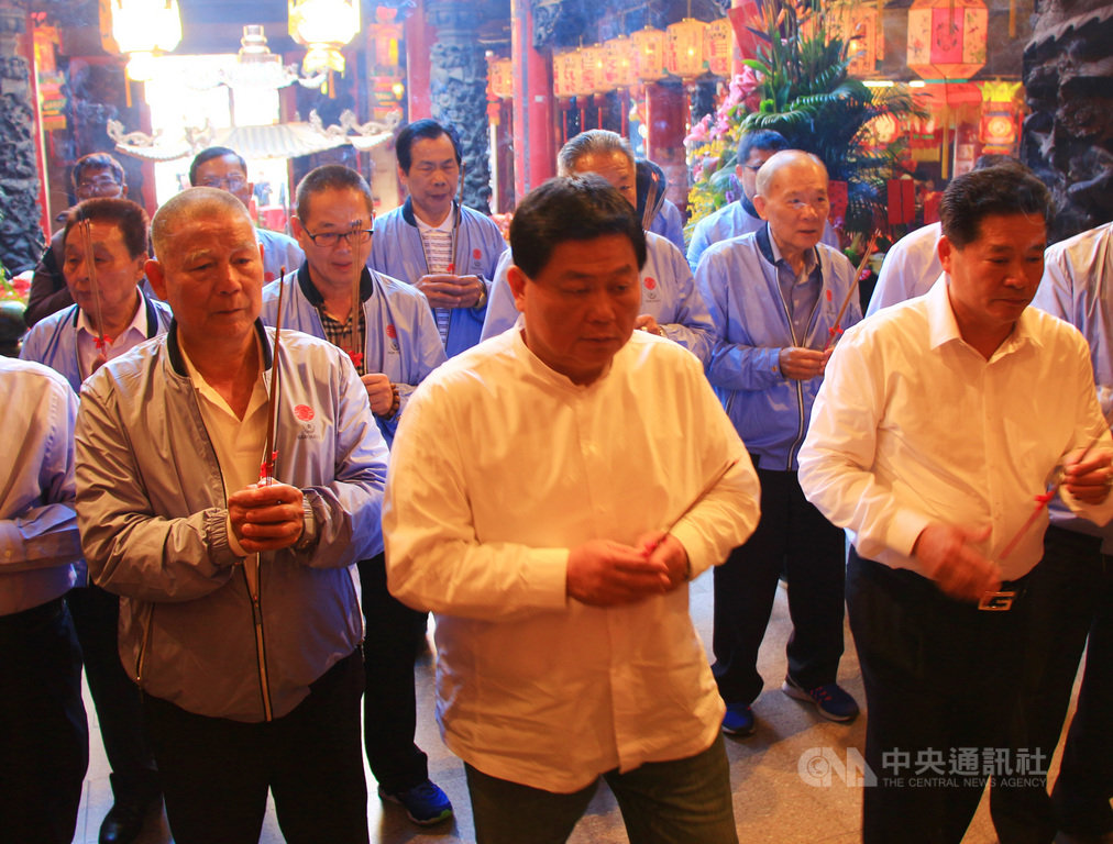 社會各界擔心大甲媽祖遶境恐擴散武漢肺炎疫情,鎮瀾宮董事長顏清標(前中)26日上午向媽祖焚香祭拜後,舉行記者會對外說明,表示將照常舉辦大甲媽遶境,但會縮小活動,取消起駕宴。中央社記者蘇木春攝 109年2月26日