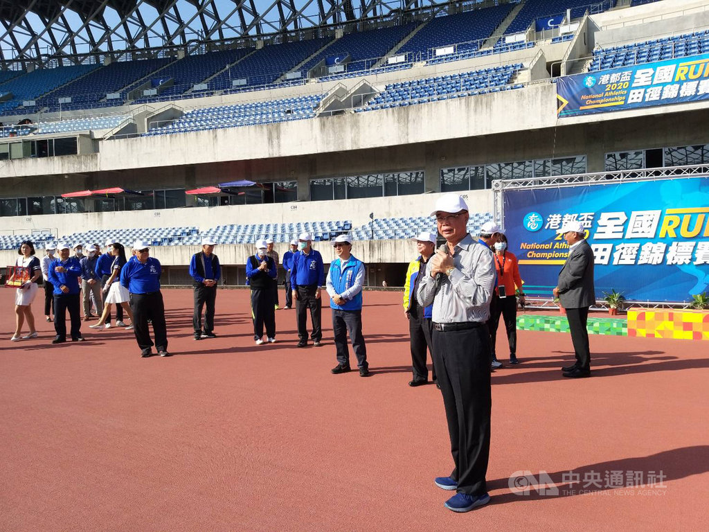 2020年港都盃全國田徑錦標賽26日在高雄左營國家體育場登場,因應武漢肺炎疫情,競賽取消開幕式,大會會長莊啟旺(前右)拱手致意。中央社記者王淑芬攝 109年2月26日
