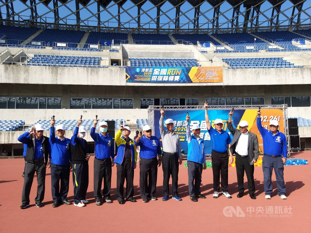 2020年港都盃全國田徑錦標賽26日在高雄左營國家體育場登場,因應武漢肺炎疫情,主辦單位防疫措施滴水不露。中央社記者王淑芬攝 109年2月26日