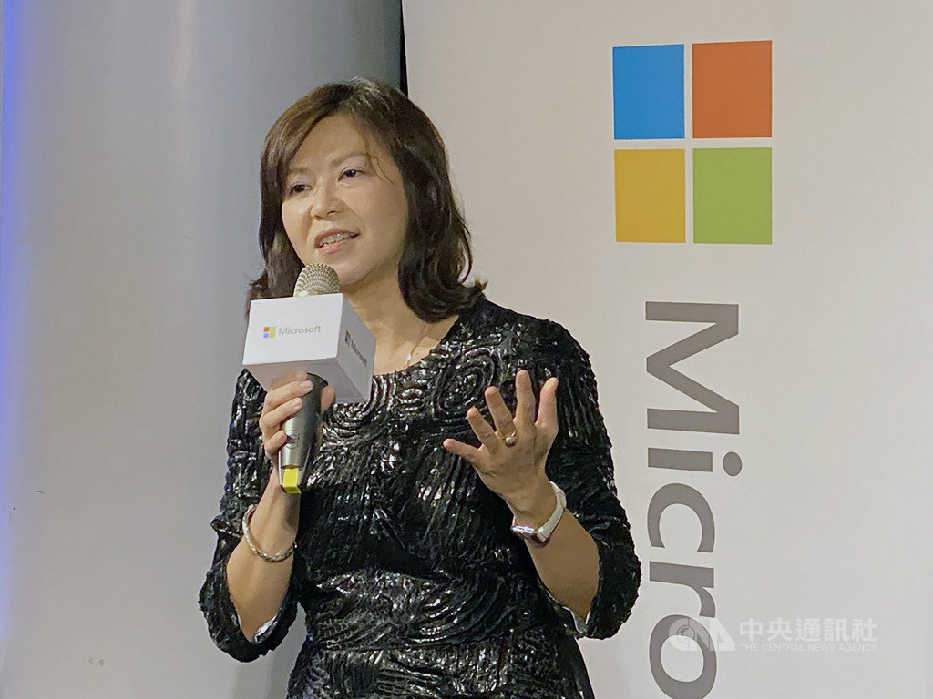 台灣微軟26日攜手生態系夥伴發表遠端工作工具及人工智慧(AI)醫療解決方案,台灣微軟首席營運長何虹表示,希望協助企業、醫療院所及學校度過全球衛生安全的難關。中央社記者吳家豪攝 109年2月26日