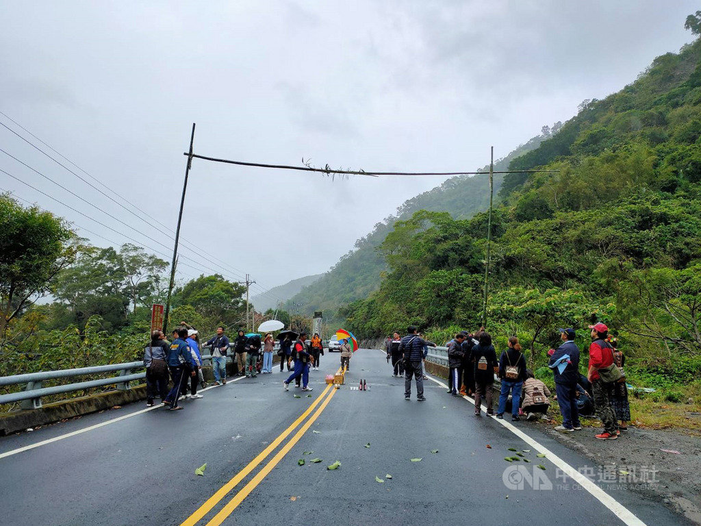 武漢肺炎疫情持續延燒,台東縣達仁鄉土坂部落巫師日前在部落入口進行遮護儀式,希望阻絕瘟疫進入部落。(民眾提供)中央社記者盧太城台東傳真 109年2月26日