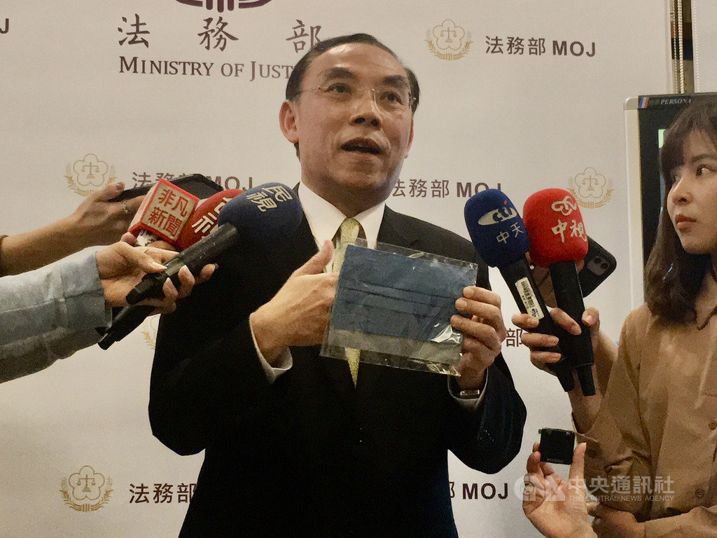 法務部長蔡清祥(圖)26日表示,矯正署近日安排收容人製作口罩套,一方面讓收容人學習一技之長,一方面提供適量口罩套供外界使用。中央社記者蕭博文攝 109年2月26日