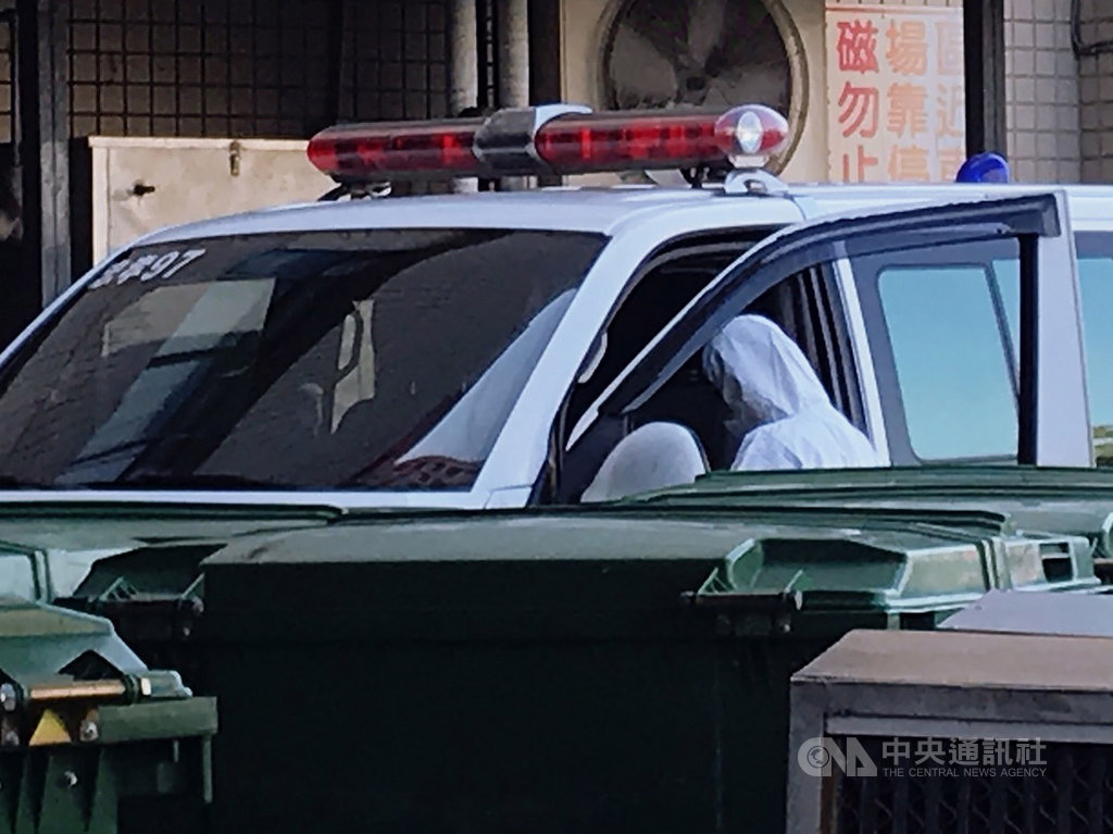 武漢肺炎疫情嚴峻,滯留湖北的血友病少年與母親24日晚間搭機返台,經二次採檢都是陰性,兩人26日下午離開醫院,在醫護人員戒護下,前往集中檢疫所展開14天隔離生活。(民眾提供)中央社記者邱俊欽桃園傳真 109年2月26日