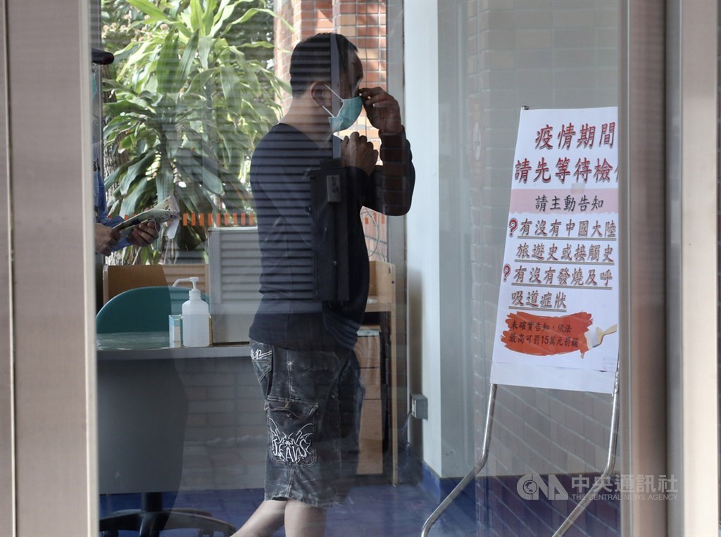武漢肺炎快篩試劑研發有眉目,國衛院最新發現SARS、武漢肺炎抗體可望通用並開發快篩試劑,初步成效預計2到3週後出爐。圖為醫院宣導相關防疫事項。(中央社檔案照片)