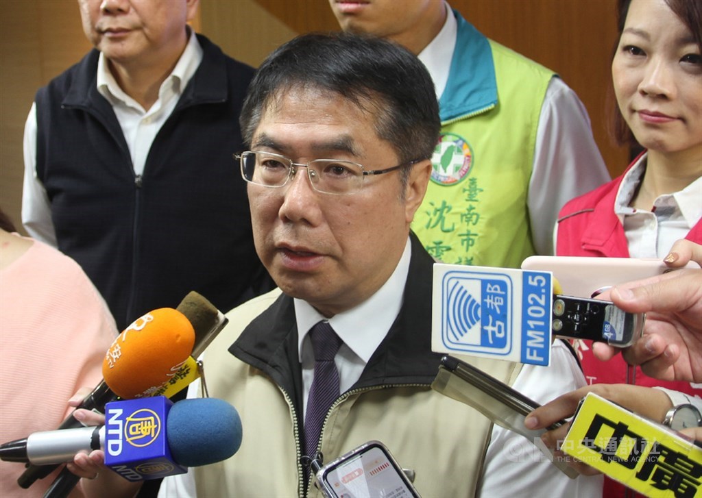 台南市中西區新親親奶瓶托嬰中心不當照顧幼兒,市府勒令停辦1年,市長黃偉哲(前)26日更透過臉書公布遭開罰的蘇姓負責人、李姓托育人員及顏姓行政人員等3人姓名。(中央社檔案照片)