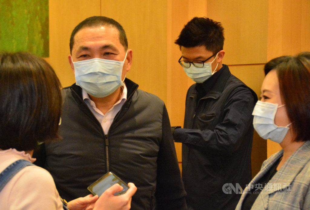 新北市長侯友宜(左2)26日在市政會議後受訪表示,武漢肺炎的確診11歲男童在補習班都有戴口罩,男童與接觸者都沒有上學,正在居家隔離且無症狀,補習班也已消毒。中央社記者黃旭昇新北攝 109年2月26日