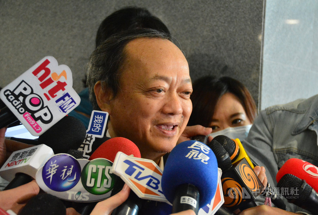 前衛生署長葉金川(前)26日受訪表示,陣前換將是大忌,防疫指揮官陳時中表現得很好,只要總統蔡英文、行政院長蘇貞昌充分給予資源就可專心防疫。中央社記者黃旭昇新北攝 109年2月26日