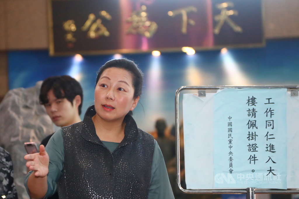 花蓮縣長徐榛蔚(前)26日北上出席國民黨中常會,被問到夫婿傅崐萁恢復國民黨籍一事,她表示,開完會再說。中央社記者王騰毅攝 109年2月26日