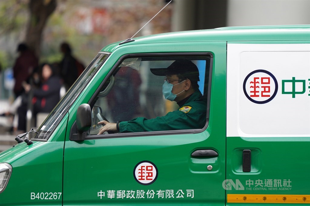 中華郵政郵務處長陳敬祥表示,受武漢肺炎影響來自中港澳的郵件減少很多,目前中華郵政針對來自中港澳的郵件,皆採取2次消毒。圖為中華郵政配送包裹。(中央社檔案照片)