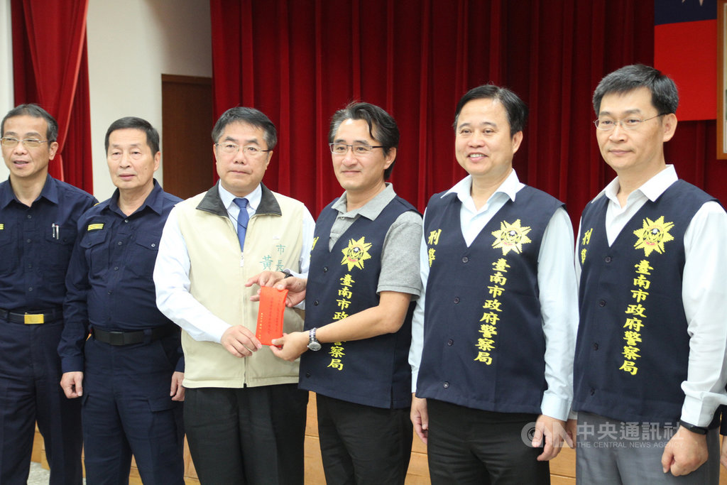 台南市警方26日宣布偵破發生於21日的槍擊案,逮捕涉案的金姓男子。台南市長黃偉哲(左3)上午前往學甲分局表揚破案有功人員。中央社記者楊思瑞攝 109年2月26日