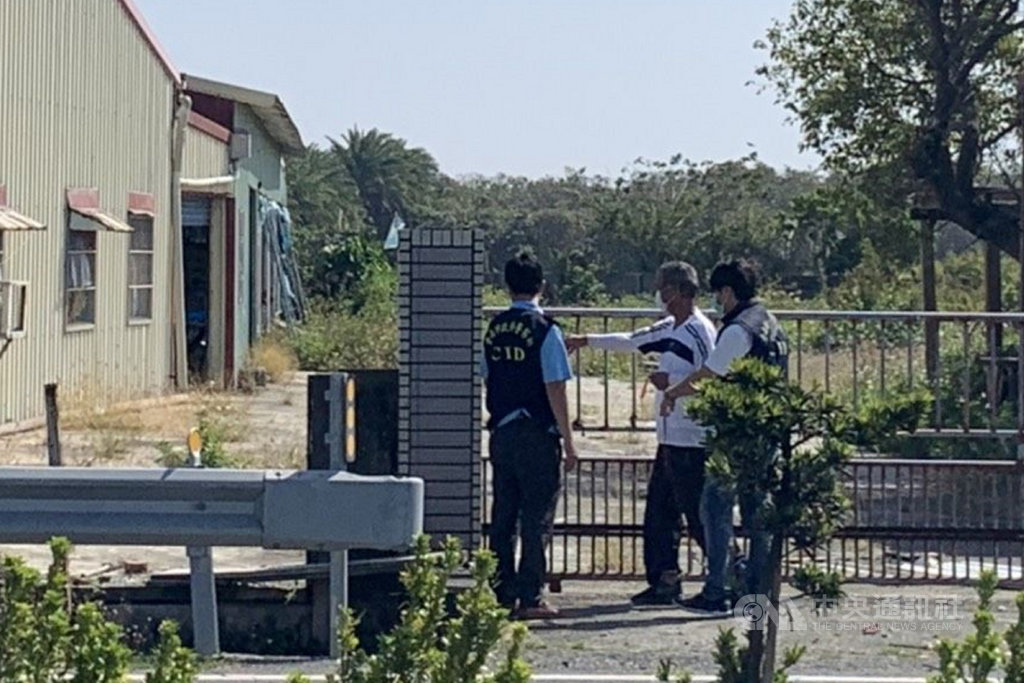 台南市將軍區21日發生一起槍擊案,造成一死一傷。警方25日晚間逮捕涉案的54歲金姓男子(中),26日上午帶金男前往逃亡期間躲藏的地點調查。(讀者提供)中央社記者楊思瑞台南傳真 109年2月26日
