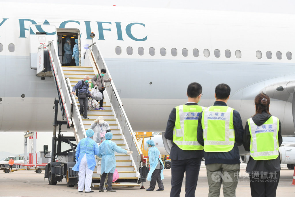 繼日本後,香港當局將派遣專機接載滯留湖北省武漢市的港人回港。圖為滯留鑽石公主號的港人20日自日本搭乘港府包機返港。(港府新聞處提供)中央社記者張謙香港傳真 109年2月26日