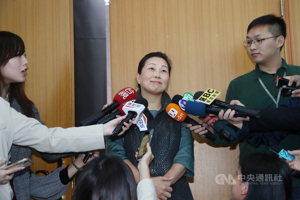 立委傅崐萁妻子、花蓮縣長徐榛蔚(中)26日出席國民黨中常會,被問到前國安會秘書長金溥聰多次抨擊傅崐萁為病毒,她表示,台灣是一個言論自由的地方,心量有多大,路就有多寬。中央社記者王騰毅攝 109年2月26日