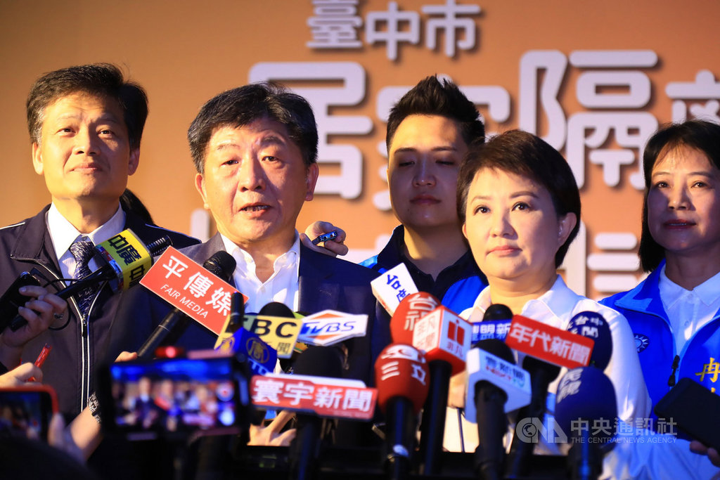 武漢肺炎疫情仍嚴峻,台中大甲媽祖遶境目前規畫將縮減規模但如期舉辦,衛福部長陳時中(左2)26日在台中受訪表示,不排除可以跟廟方當面溝通,但今天還要趕回行政院開會,所以今天不會。右2為台中市長盧秀燕。中央社記者郝雪卿攝 109年2月26日