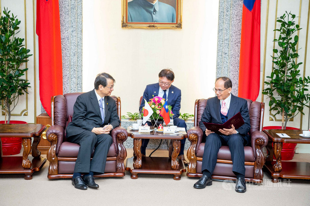 立法院長游錫堃(右)26日在立法院接見日本台灣交流協會台北事務所代表泉裕泰(左),期盼未來能在兩國的既有基礎上,為台日關係再創新局。(立法院提供)中央社記者范正祥傳真 109年2月26日