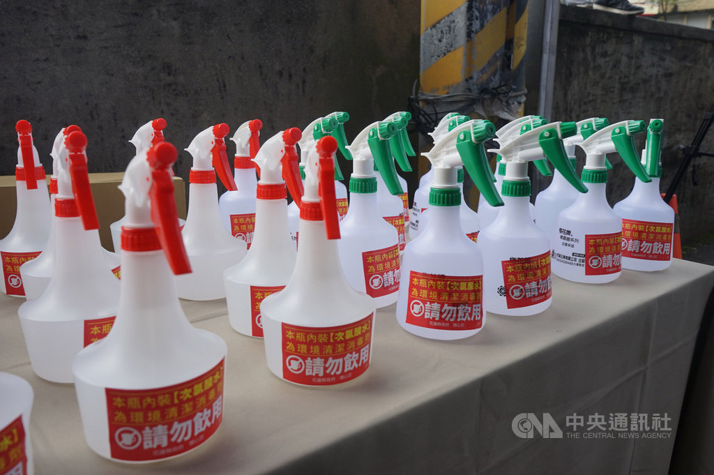 花蓮縣政府表示,次氯酸水在接觸空氣24小時後,就會還原成一般用水,加上次氯酸水本身不穩定,有怕光、怕熱的缺點,提醒民眾自備非透明的瓶子填裝,取夠用的份量就好。中央社記者張祈攝 109年2月26日