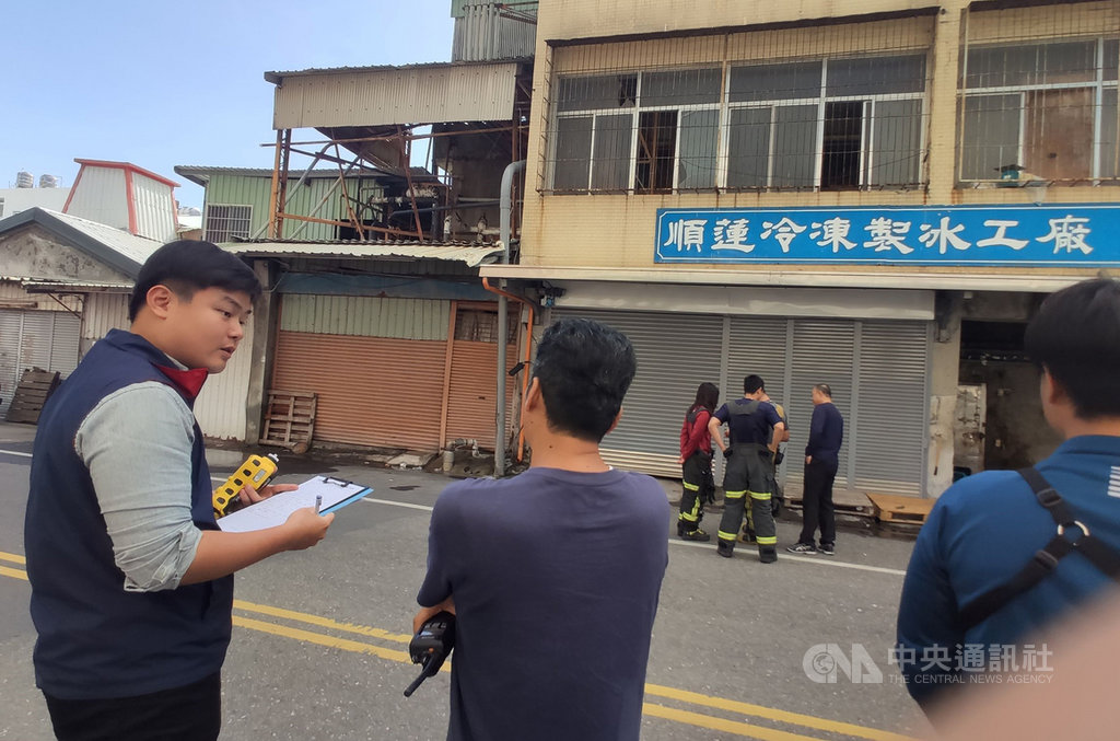 台東市中正路老牌製冰廠26日清晨再度氨氣外洩,刺鼻味道持續到上午9時,環保單位派人前往稽查,表示將祭出重罰。中央社記者盧太城台東攝 109年2月26日