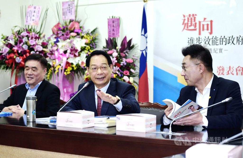 前國民黨立委呂學樟(中)26日在立法院舉行新書發表會,國民黨主席候選人郝龍斌(左)、江啟臣(右)皆出席,為呂學樟讚聲。中央社記者施宗暉攝 109年2月26日