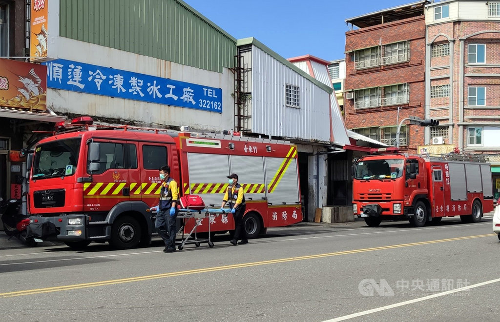 台東市中正路老牌製冰廠26日清晨再度氨氣外洩,刺鼻味道持續到上午9時,台東縣消防局派遣水車及救護車到場戒備,持續噴灑霧氣,才消除味道。中央社記者盧太城台東攝 109年2月26日