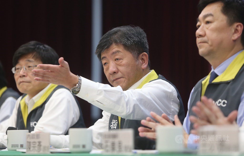 台灣新增1名武漢肺炎確診個案,為臨時的外籍看護,確診前曾照顧病人。中央流行疫情指揮中心指揮官陳時中(中)表示,確診個案醫院內接觸者採檢都陰性,院外接觸者調查中,不致於有院內感染。中央社記者鄭傑文攝 109年2月26日