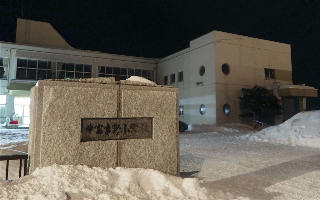日本北海道內的武漢肺炎病例已達35例,超過東京都居日本之冠,北海道知事鈴木直道26日表示,籲請北海道內約1600所的全部中小學停課一週。圖為有兩例確診案例的北海道富良野町小學。(共同社提供)