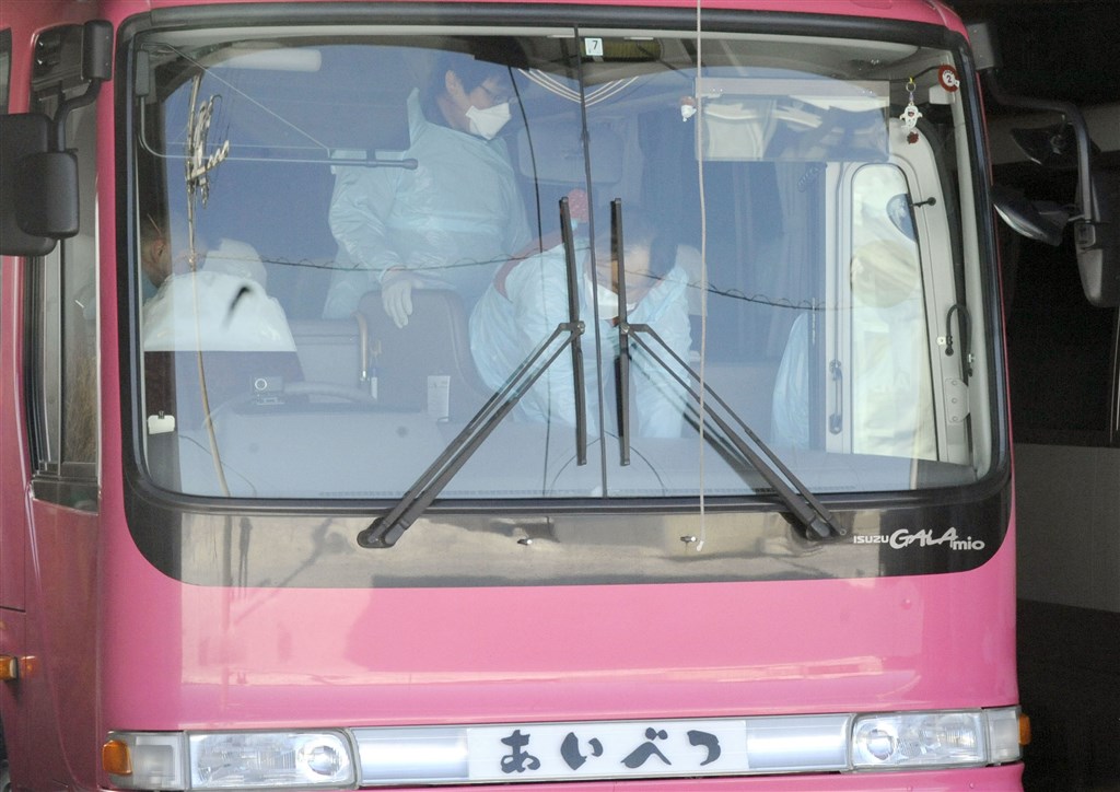 日本放送協會報導,北海道知內町政府27日表示,住在町內的80多歲男性感染武漢肺炎死亡,這是日本境內除了鑽石公主號上人員外,第4名因為感染武漢肺炎死亡案例。圖為北海道學校人員消毒校車。(共同社提供)