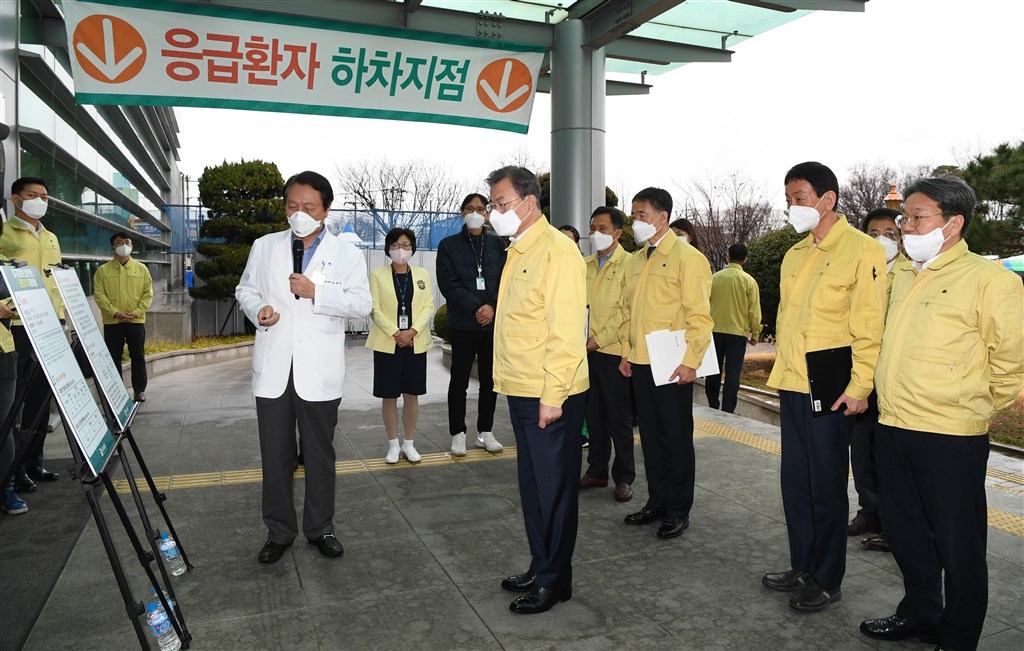 韓國總統文在寅(前左2)25日下午訪問武漢肺炎疫情嚴重的大邱市。(韓聯社提供)