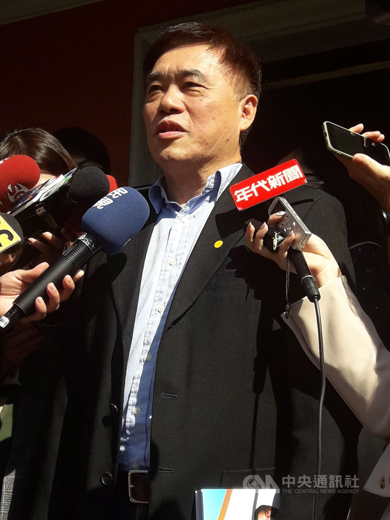 國民黨主席候選人郝龍斌(圖)26日回應媒體聯訪時表示,國民黨不只是「朋友要多、敵人要少」,更重要的是國民黨改革的形象要建立,「我們又老又紅的標籤要拿掉」。中央社記者范正祥攝 109年2月26日