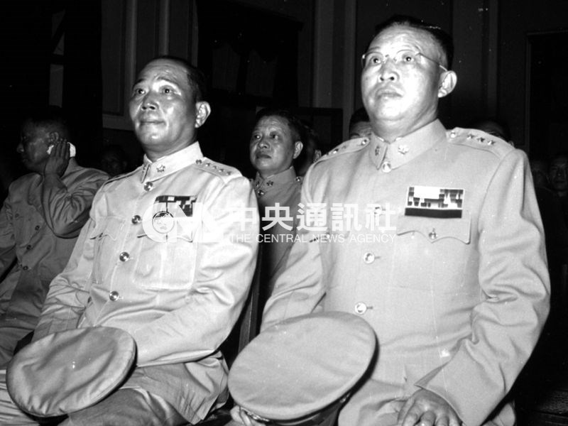 促轉會表示,如果將參與壓迫體制的各層軍政官員姓名、行為整理出來,在軍事審判體制參與者部分,參與最多者為蔣中正、周至柔(前左)、桂永清(前右)。(中央社檔案照片)