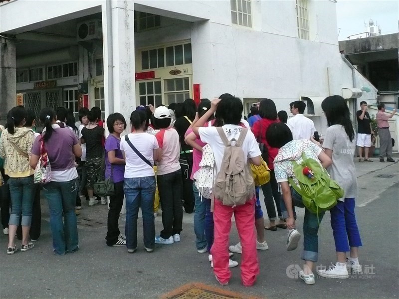 武漢肺炎疫情延燒,雙北、高市、台中市等縣市政府都要求學校畢業旅行、大型活動延後或取消舉辦,全面防堵疫情蔓延。(示意圖/中央社檔案照片)