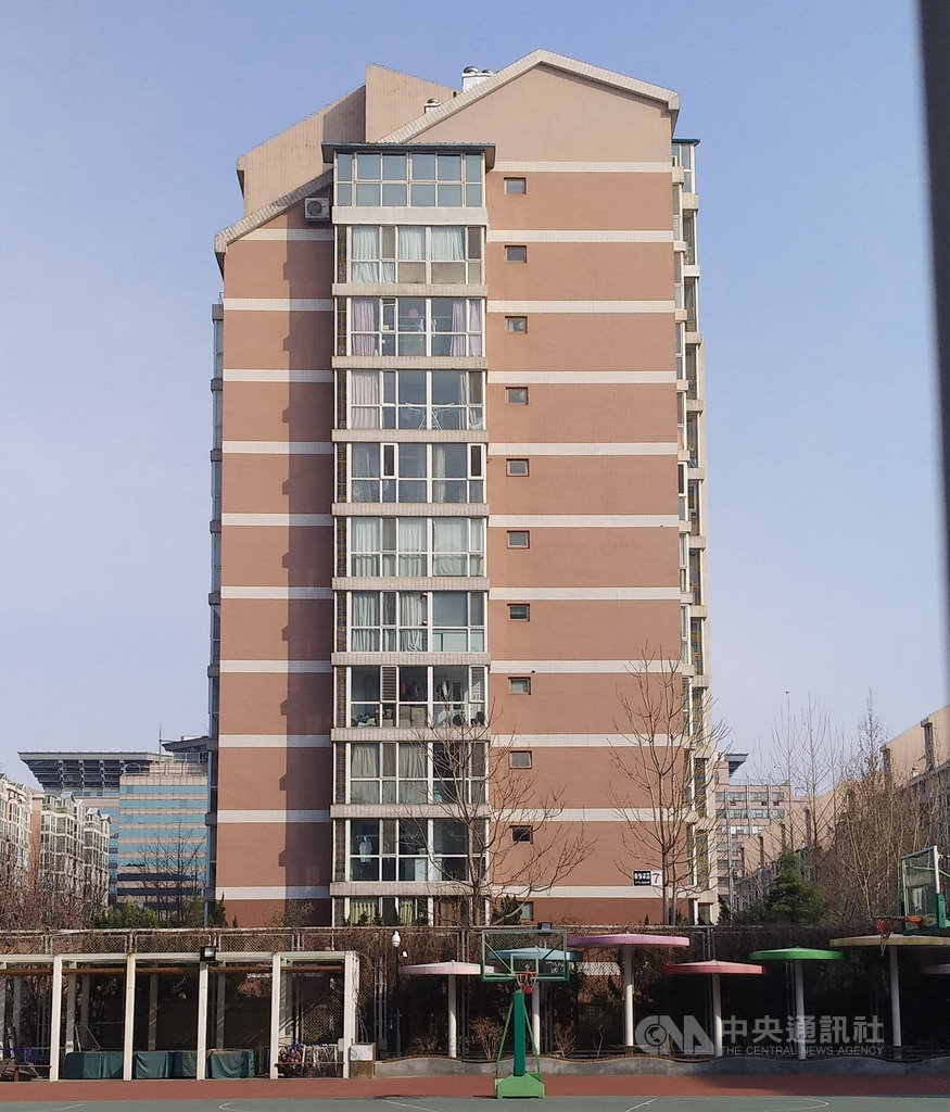 北京市東城區新怡家園社區24日出現一名武漢肺炎新型冠狀病毒確診病例,此人在武漢封城之際能回到北京的原因,竟是刑滿出獄、家屬開車接回。圖為確診患者居住的7號樓外觀。中央社記者林克倫北京攝 109年2月26日