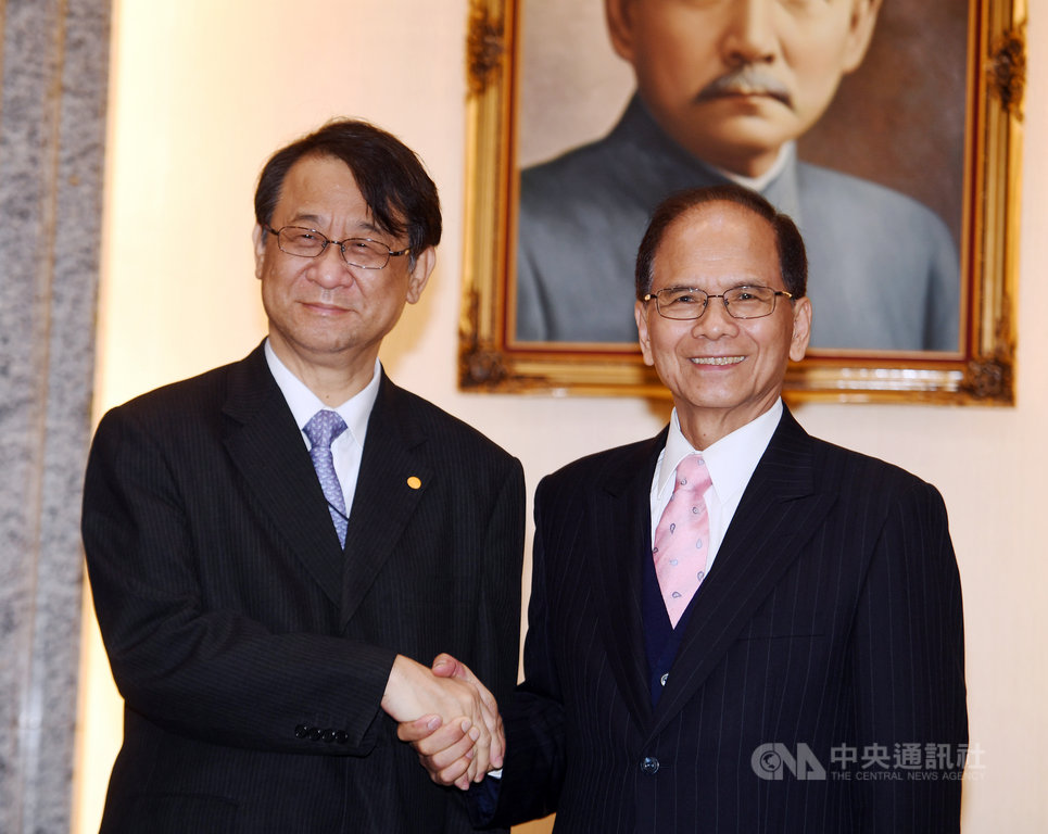 立法院長游錫堃(右)26日在立法院,接見日本台灣交流協會台北事務所代表泉裕泰(左)等一行,兩人握手致意。中央社記者施宗暉攝 109年2月26日