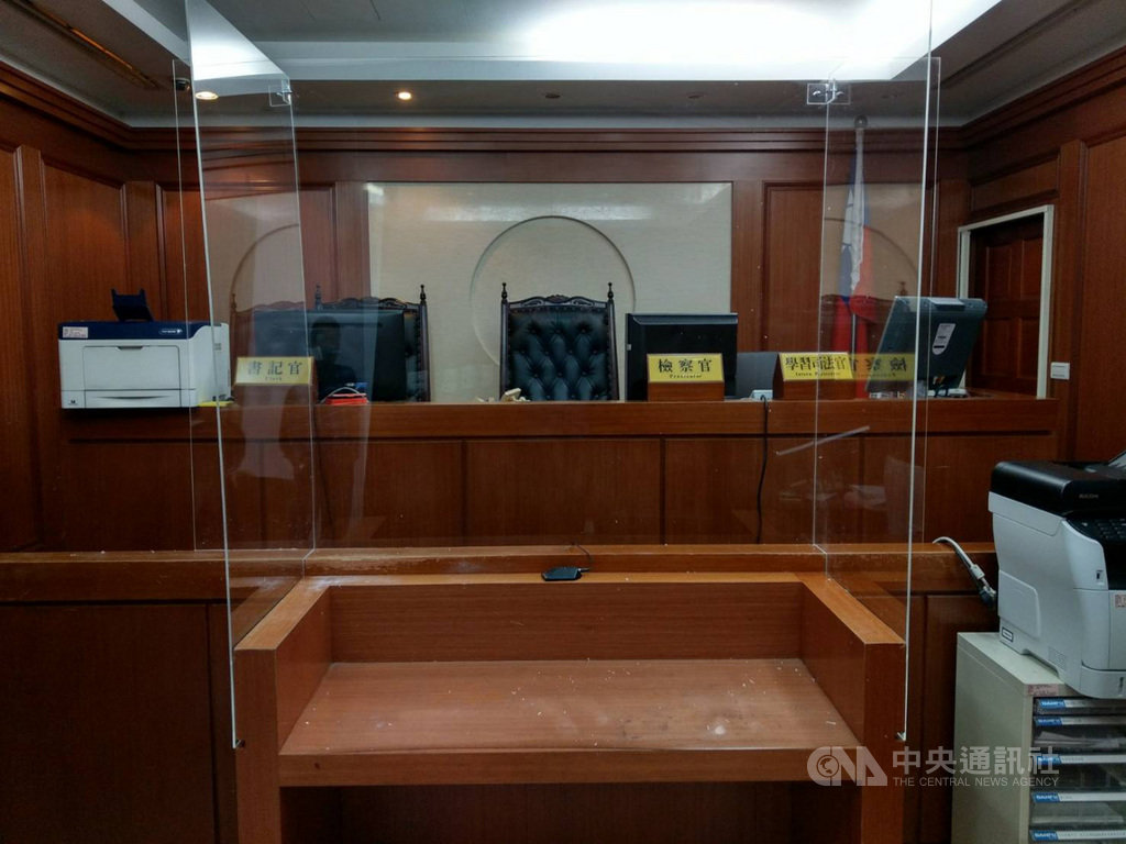 台北地檢署27日表示,因應武漢肺炎疫情,已在內勤偵查庭內檢察官、書記官與當事人席中間加裝透明壓克力板,以適度阻隔飛沫傳染。(北檢提供)中央社記者蕭博文傳真 109年2月27日