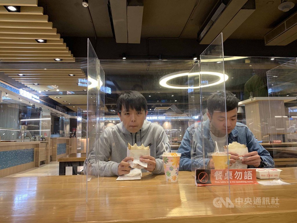 因應武漢肺炎疫情,台灣科技大學在餐廳區加設透明隔板,並推廣餐桌勿語運動,加強校園防疫。(台科大提供)中央社記者許秩維傳真 109年2月27日