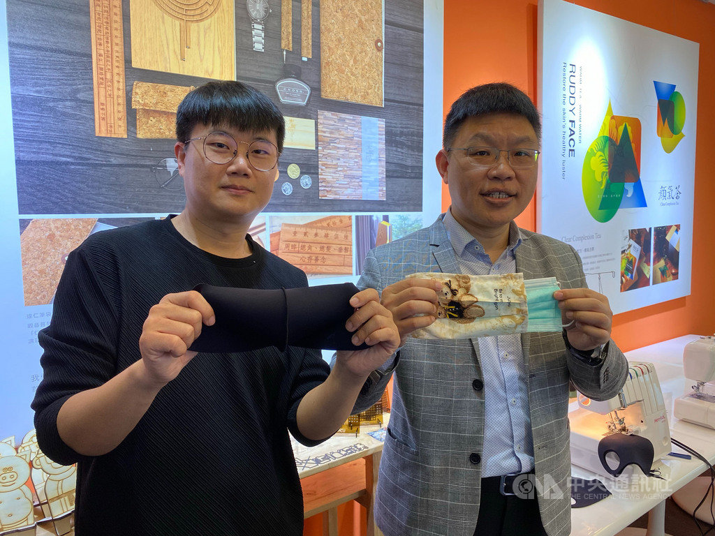 玄奘大學時尚設計系師生發揮專長,共同設計生產布口罩,預計贈送給鄰近學校。右為玄奘大學校長簡紹琦,左為時尚設計系副主任黃奎祐。中央社記者魯鋼駿攝 109年2月27日
