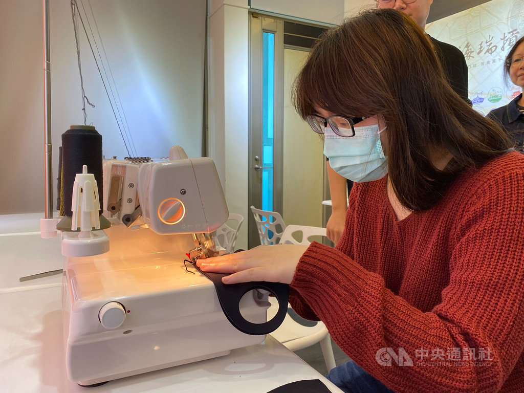 玄奘大學時尚設計系師生發揮專長,設計開發生產布口罩,預計贈送給鄰近學校,盼為社區防疫做出努力,一起面對武漢肺炎疫情。中央社記者魯鋼駿攝 109年2月27日