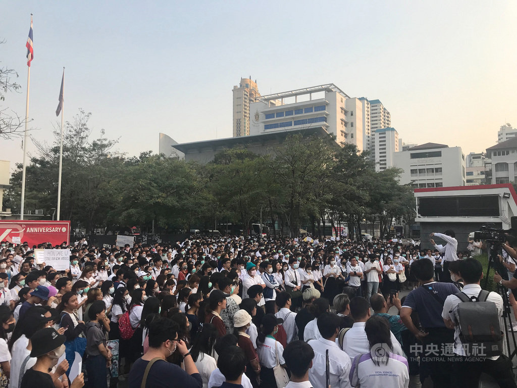 未來前進黨遭解散引爆泰國年輕世代不滿,26日傍晚在曼谷的詩納卡琳威洛大學聚集近千名學生,學生透過抗議表達不滿。中央社記者呂欣憓曼谷攝 109年2月27日